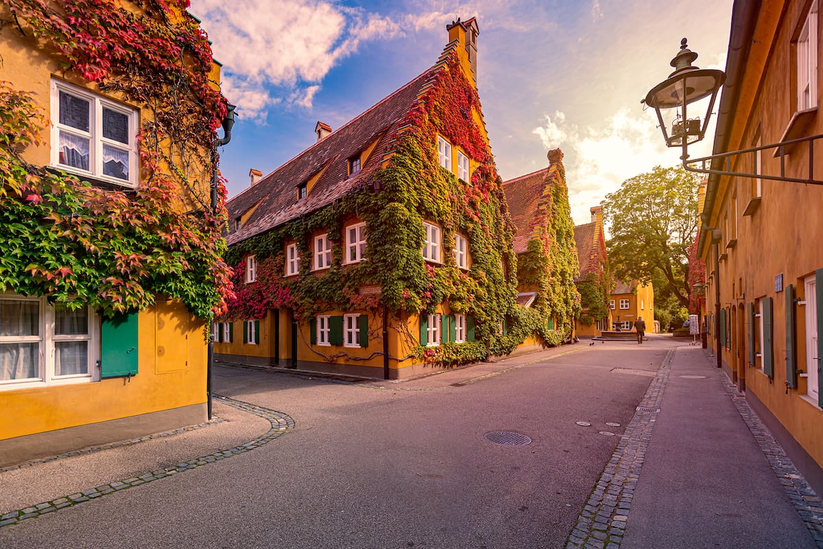 El proyecto de vivienda social Fuggerei en Augsburg, en Alemania