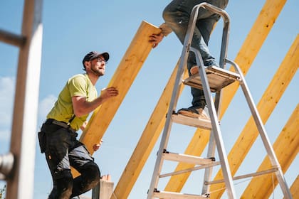 El proyecto H.R. 7899 establece que, tras 90 días de su promulgación, los trabajadores calificados podrán solicitar el ajuste de estatus a residentes permanentes legales