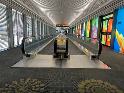 El proyecto incluye la reconstrucción o reemplazo de 616 unidades de transporte interno del MIA, entre las cuales se encuentran 330 elevadores, 186 escaleras eléctricas y 100 cintas transportadoras