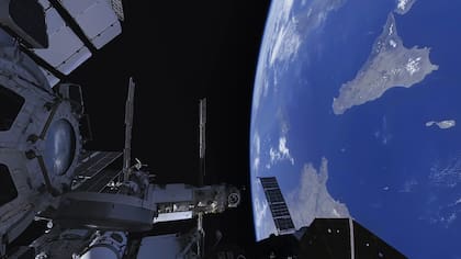 El proyecto internacional contó con la participación de astronautas y cosmonautas vinculados a agencias espaciales como NASA, la Agencia Espacial Canadiense, la Agencia Espacial Europea, la Agencia Espacial Italiana, la Agencia Japonesa de Exploración Aeroespacial, el Centro Espacial Mohammed Bin Rashid y Roscosmos