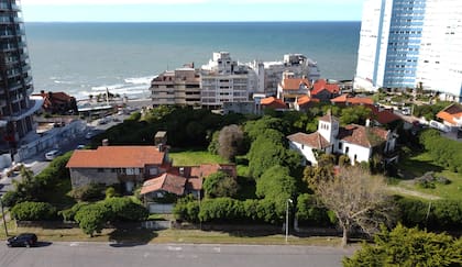 El proyecto ocupará casi tres cuartas partes de la manzana comprendida entre las calles Alem, Falucho, Aristóbulo del Valle y Gascón, a pocos metros del mar