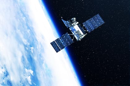 El proyecto Suncatcher, en el que la compañía lleva más de un año trabajando, pretende mandar a partir de 2027 los primeros satélites con procesadores especializados en aprendizaje automático (machine learning), una de las patas de la inteligencia artificial (IA), para que se sitúen cerca del Sol y aprovechen su energía