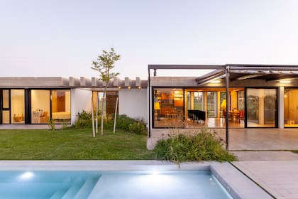 El proyecto tiene 240m2: 180 cubiertos y 60 semicubiertos.
