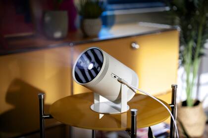 El proyector cuesta US$899 y proyecta imágenes de hasta 100 pulgadas