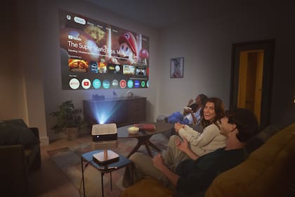 El proyector Epson Lifestudio corre Google TV, por lo que ofrece los mismos servicios de streaming disponibles en Android; el sistema puede calibrar la imagen para mantenerla rectangular aunque el proyector esté descentrado
