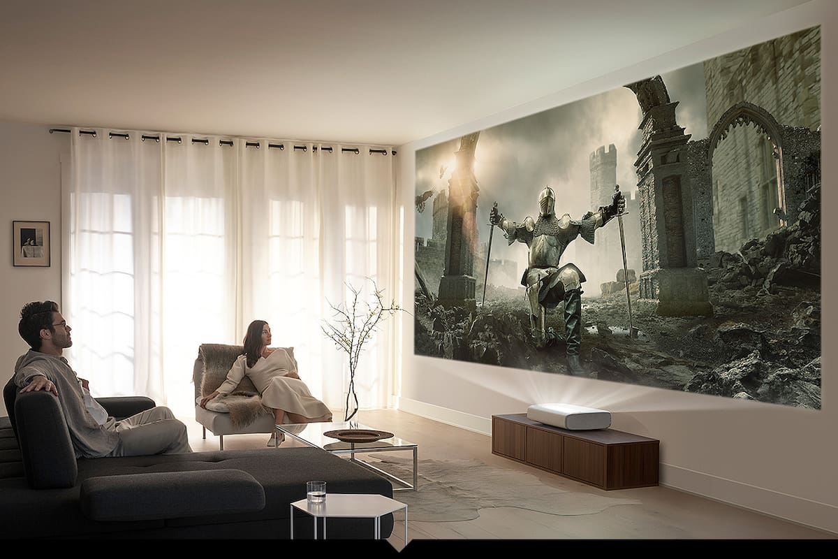 El proyector láser de tiro corto se puede ubicar muy cerca de la pared (entre 10 y 30 cm de distancia) y proyecta una imagen de resolución 4K y entre 90 y 130 pulgadas de tamaño