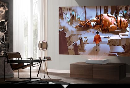 El proyector láser de tiro corto se puede ubicar muy cerca de la pared (entre 10 y 30 cm de distancia) y proyecta una imagen de resolución 4K y entre 90 y 130 pulgadas de tamaño