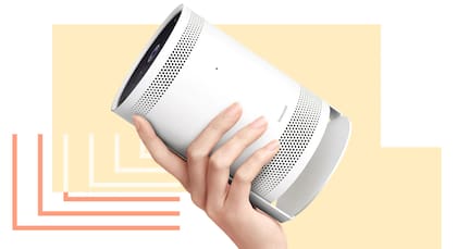 El proyector The Freestyle de Samsung es muy compacto; la compañía vende una batería para usarlo sin enchufe, y una funda para llevarlo de viaje