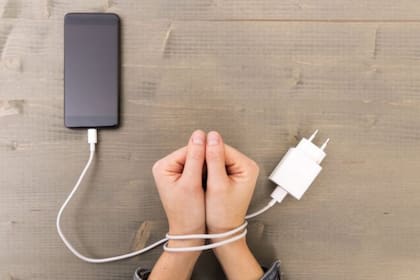 El psicólogo español Marc Masip trabaja con jóvenes para educarlos sobre un buen uso de la tecnología y evitar desarrollar adicciones