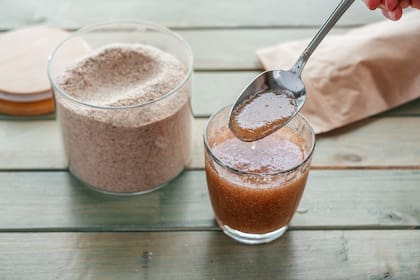 El psyllium, un suplemento de fibra extraído de semillas de Plantago ovata, forma gel y resulta eficaz tanto para tratar la constipación como la diarrea