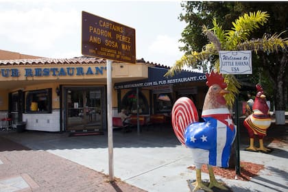 El Pub Restaurante y los icónicos gallos del barrio.