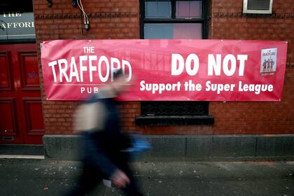 El pub The Trafford mostró su posición respecto de la creación de la Superliga; los hinchas ingleses festejaron el retiro de los clubes del torneo