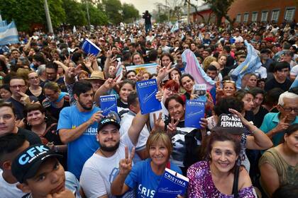 El público a la espera del acto de Cristina Kirchner en Posadas, Misiones