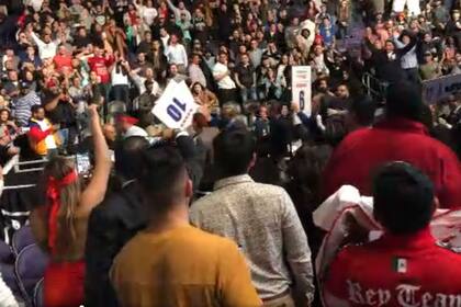El público agrede a Chavez y sus colaboradores, que deben irse del ring protegidos por los carteles con los números de los rounds.