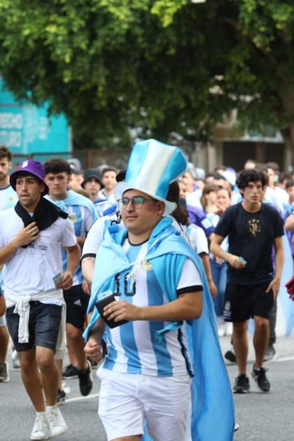 El público comienza a ingresar al estadio Monumental para el partido de Argentina frente a Panamá