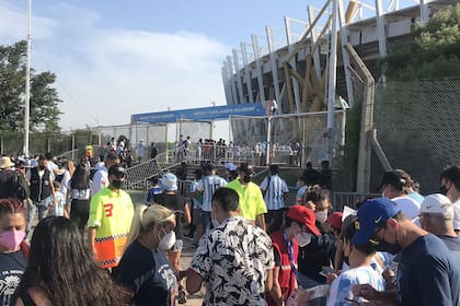El publico comienza a ingresar al Estadio Kempes previo al inicio del partido entre Argentina y Colombia.