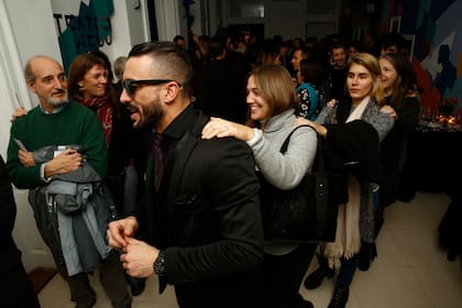 El público de "A Ciegas Gourmet" en el Teatro Ciego preparándose para ingresar a la sala a oscuras