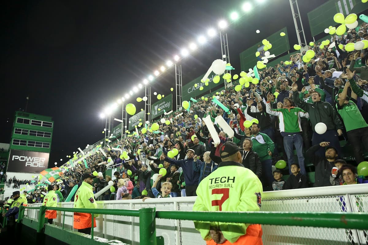 El público de Banfield, sin alambrado