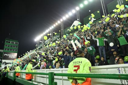 El público de Banfield, sin alambrado
