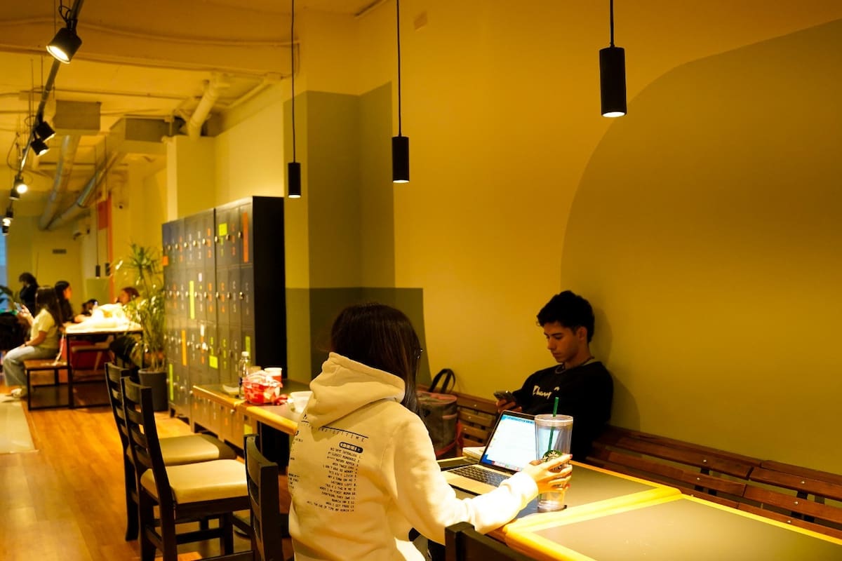 El público de estos alojamientos son nómades digitales, jóvenes profesionales y estudiantes, tanto extranjeros, como del interior del país