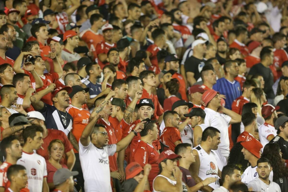 El público de Independiente manifestó su enojo con la dirigencia