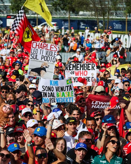 El público de Monza, con carteles e indumentaria de las distintas escuderías