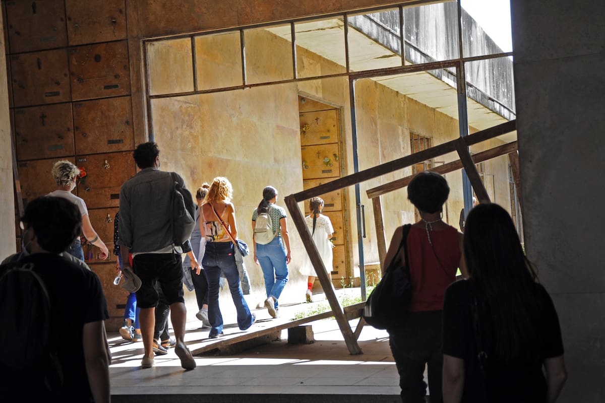 El público de Nada de carne sobre nosotras, de Analía Couceyro, transita por los panteones subterráneos del Cementerio de Chacarita