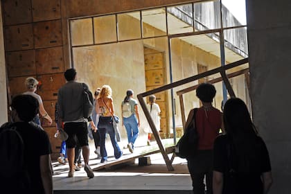 El público de Nada de carne sobre nosotras, de Analía Couceyro, transita por los panteones subterráneos del Cementerio de Chacarita