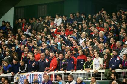 El público de San Lorenzo copó las gradas del estadio de Ferro Carril Oeste