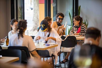 El público del restó se reparte entre habitués, vecinos, cocineros y sibaritas que valoran los buenos productos y precios razonables