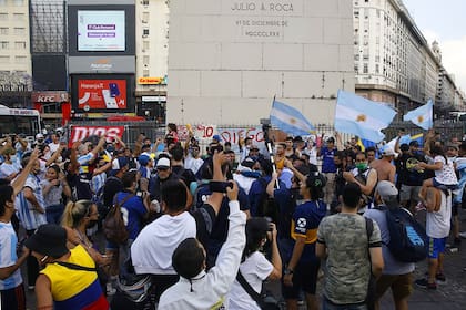El público despide a Maradona en el Obelisco