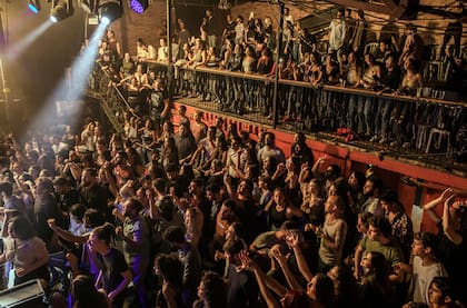 El público durante el concierto del grupo Mercedes Bend en un club de Tel Aviv