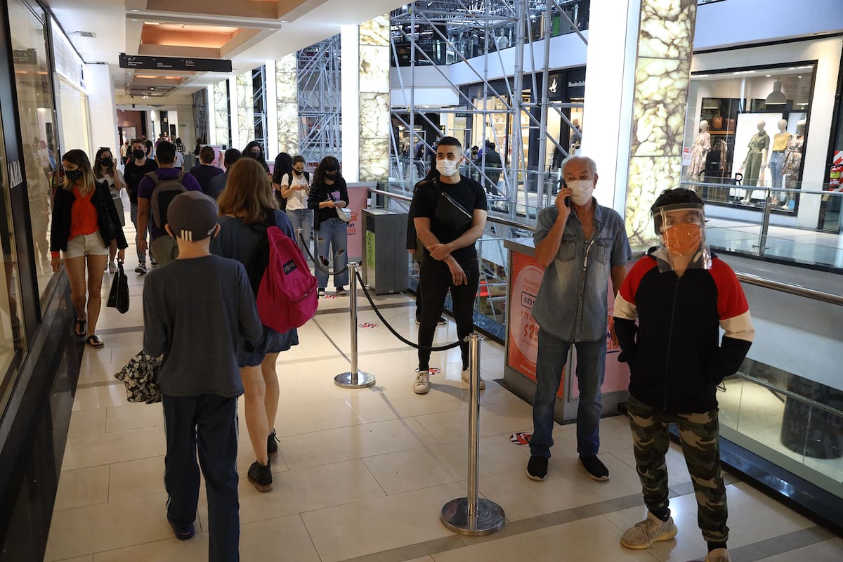 El público en el shopping Alto Palermo en la víspera del día de la madre