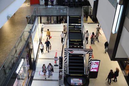 El público en el shopping Alto Palermo en la víspera del día de la madre