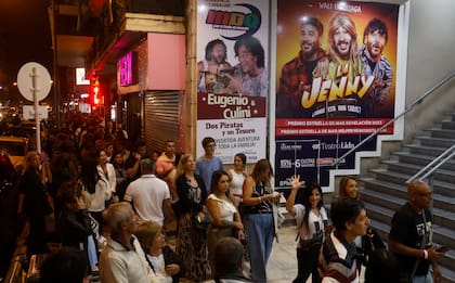 El público en la entrada al Complejo Bristol-Lido-Neptuno, en donde están haciendo temporada las obras de Miguel Ángel Rodríguez, Wali Iturriaga, los hermanos Waisman, Mauricio Dayub y Ariel Tarico con David Rotemberg