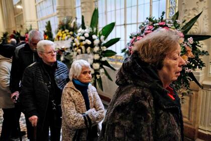 El público en la espera para entrar al velatorio de Fernando de la Rúa