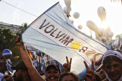 El público en la Plaza de Mayo durante el festival de música frente a la Casa Rosada
