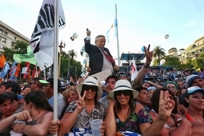 El público en la Plaza de Mayo durante el festival de música frente a la Casa Rosada