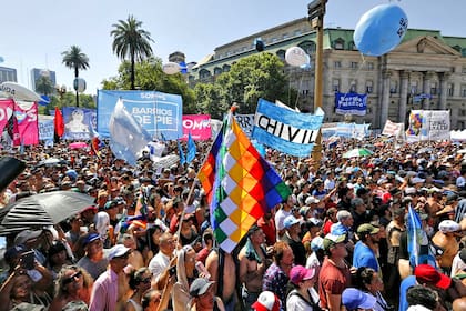 El público espera por los shows que se darán en el escenario de la Casa Rosada