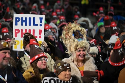 El público esperando que Punxsutawney Phil, la marmota que pronostica el clima, salga a hacer su predicción en Gobbler's Knob, Pensilvania, el 2 de febrero de 2026. (Foto AP/Barry Reeger)