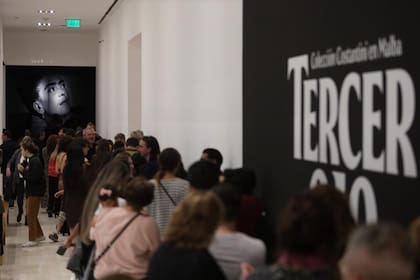 El público formó una larga fila para poder entrar