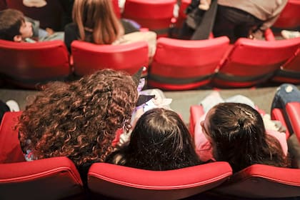 El público infantil, a minutos de que se levante uno de los telones de este domingo de superacción
