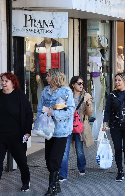 El público minorista concurre cada vez más a la calle Avellaneda, zona que se destaca por sus ofertas y precios accesibles