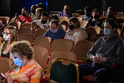 El público observa con mascarilla una obra de teatro en el Anne Bernstein Theatre el 27 de abril de 2021 en la ciudad de Nueva York