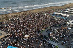 El público para ver al DJ Fer Palacios en el after beach del Balneario Boutique, en Pinamar