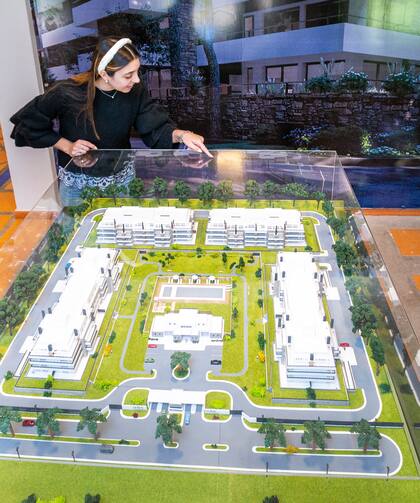 El público que visita este espectacular complejo de viviendas de Pilar es recibido por los propios desarrolladores, cuenta con showroom y una unidad modelo que permiten conocer todos los detalles del emprendimiento.