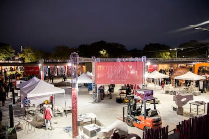 El público se acerca, pregunta, opina y tiene voto en la Bienal Internacional de Escultura del Chaco 2026; llegan a ser 100.000 personas por jornada