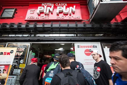 El público se acumulaba ansioso en la puerta de cada local