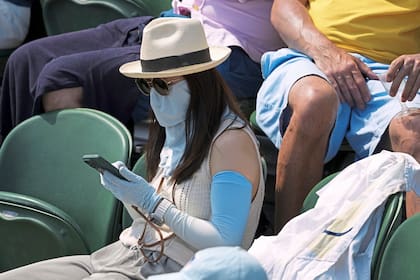 El público se protegió del sol durante la sofocante jornada de Wimbledon