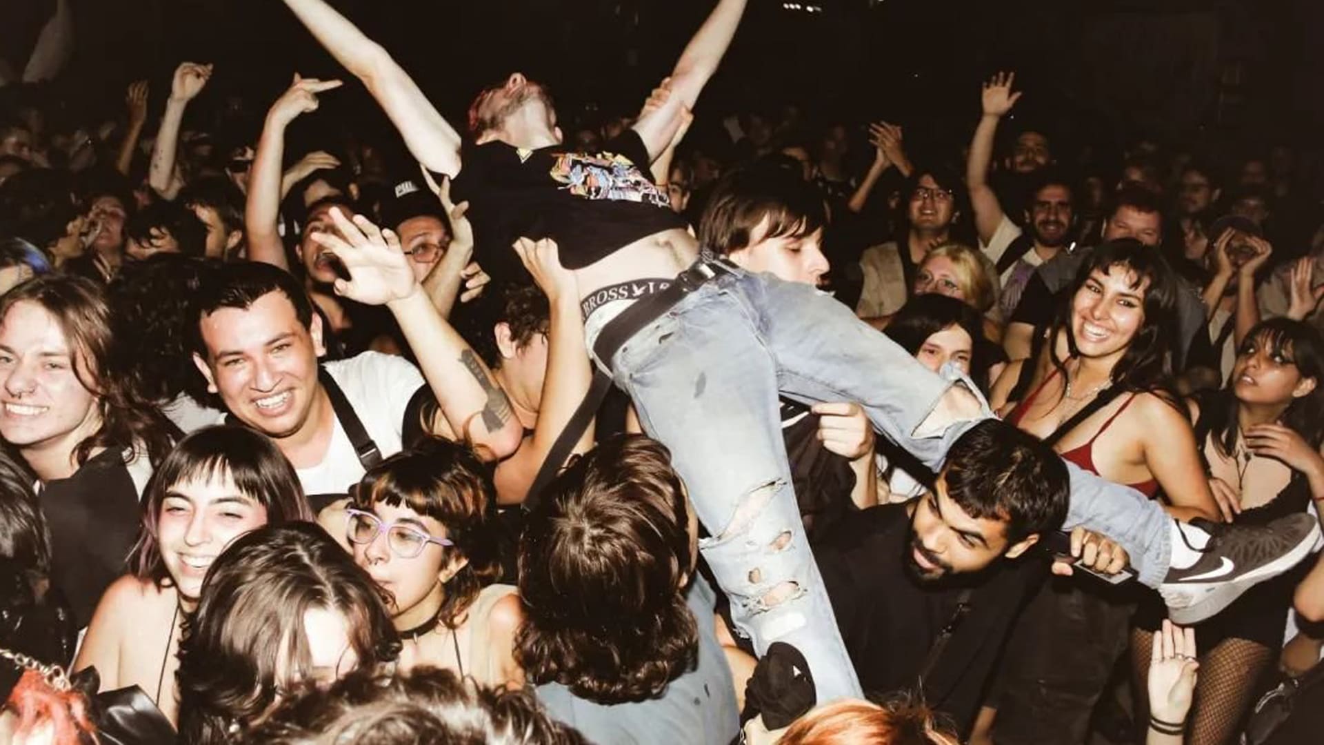El público viviendo la experiencia de un recital de Winona Riders